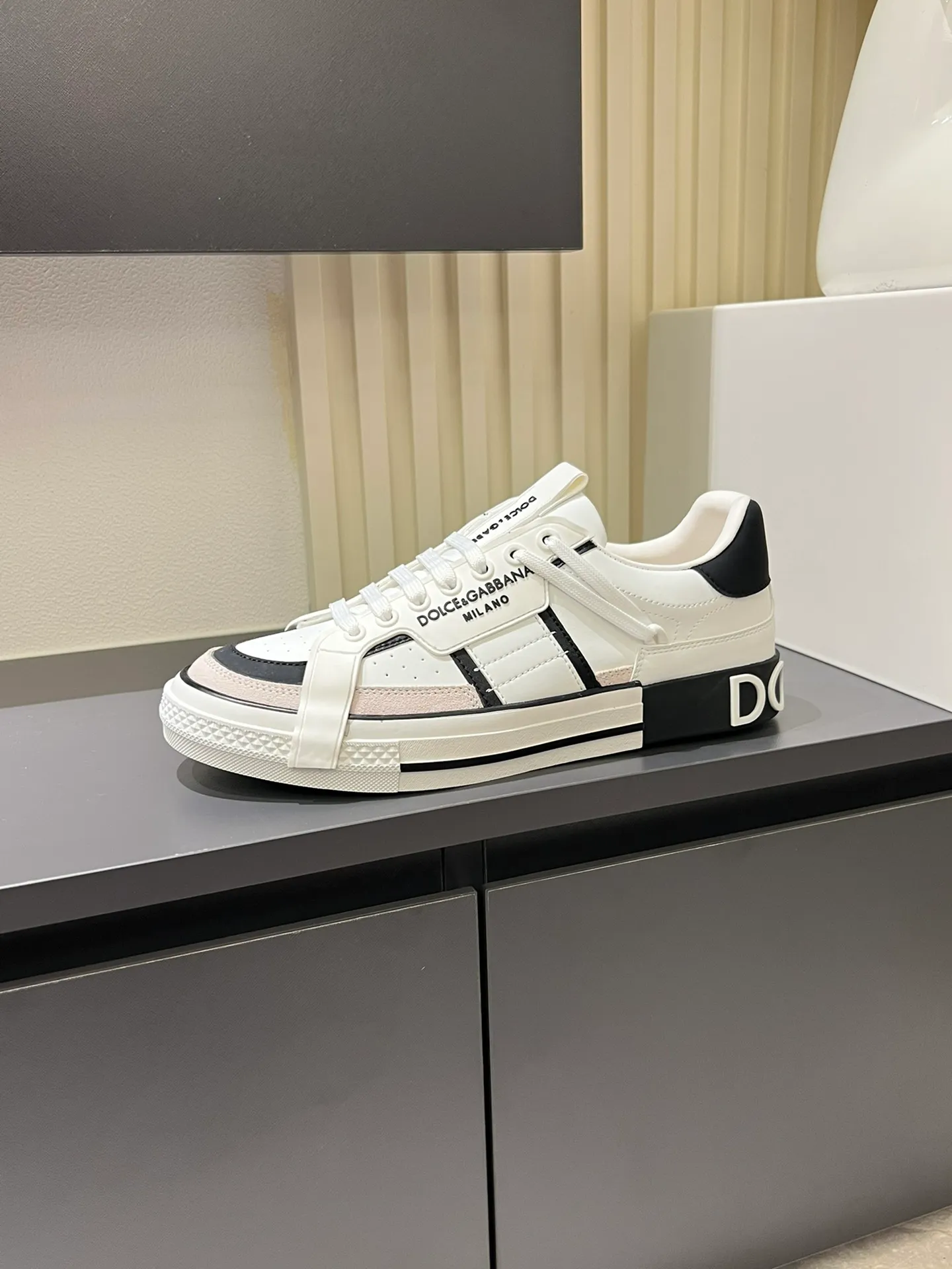 p480 Original order Couple model DG's new Custom 2.Zero sneakers combine the characteristic elements of the brand's two classic series, combining the simple and elegant silhouette of Portofino with the urban and capable attitude of Miami. Calfskin upper with contrasting details, micro-injection rubber logo on the side, laminated Dauphine leather heel, sheepskin lining, original outsole Size: Women's 35-40 (34, 41 can be ordered), Men's 38-44 (45, 46 can be customized)